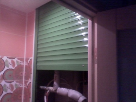 Putket rullaluukkujen takana