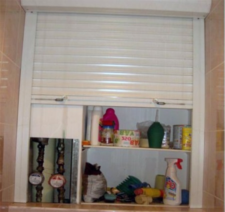 Hyllyt rullaverhojen takana