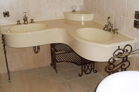 En bordsskiva med ben