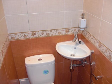 A small corner washstand for the toilet