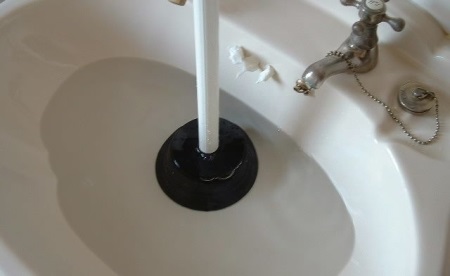 Removal of blockages in the sink