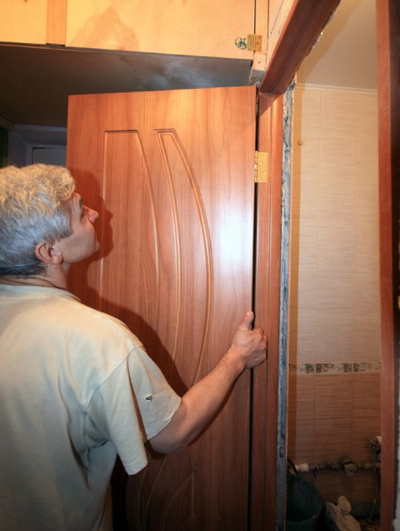 Montering af badeværelsesdøren