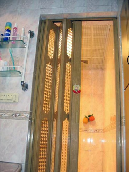 Monteret badeværelsesdør