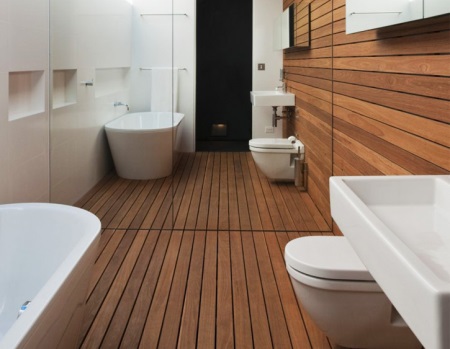 Steny v drevenej kúpeľni