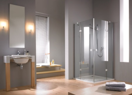 Minimalistická kúpeľňa v drevenom dome