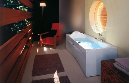 水を張ったバスタブ