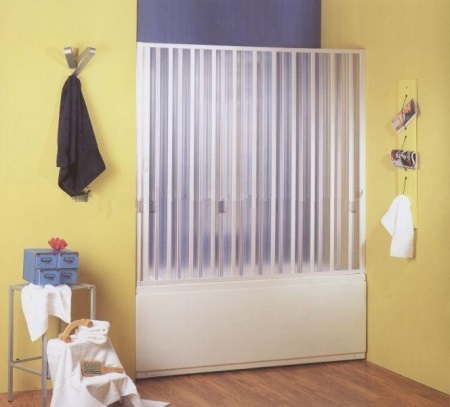 Plastové vanové zástěny