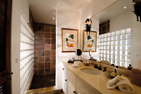 Съчетаване на бели плочки с бежово и кафяво