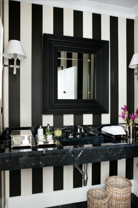 Черни и бели ивици в банята.