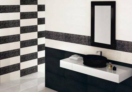 Хоризонтални черни плочки в банята