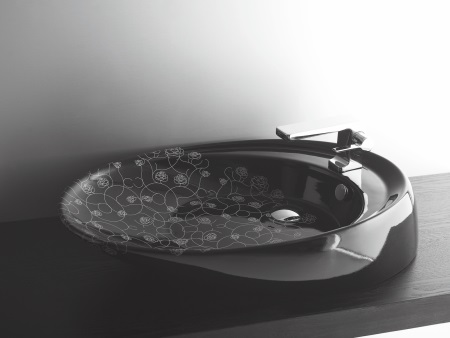 Черен умивалник в черно-бяла баня.