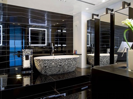 Вана в черно и бяло със зеброва шарка