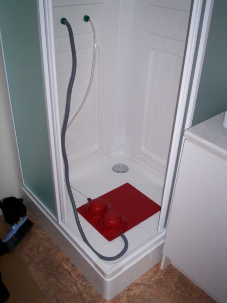 Korkskruvsdusch i en stationär duschkabin