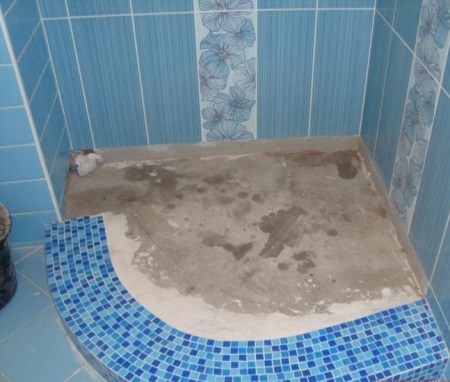 Semi-circular shower cabin