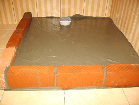 Mattoni e cemento per la costruzione di piatti doccia