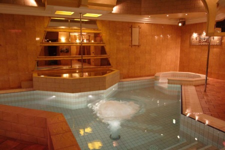 Vrtinčast gejzir na dnu bazena