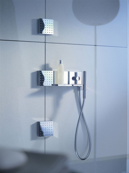 Kylpyhuoneessa on pesee käsisuihku.