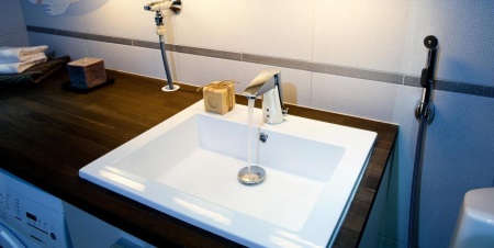 Seinään asennettava suihku-bidet