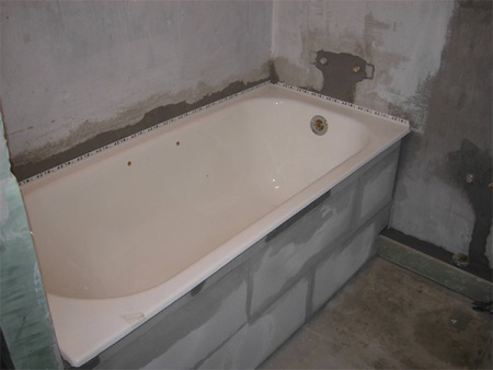 Gipszkarton válaszfalból készült fürdőképernyő