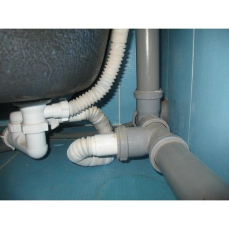 Plaströr i badrummet