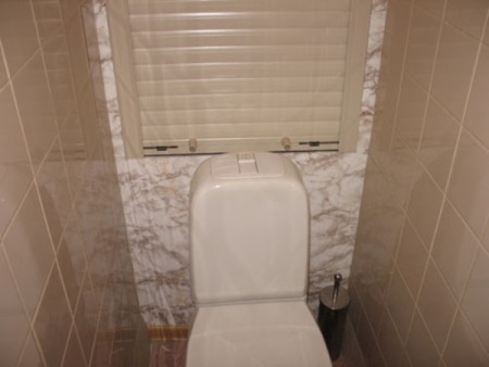 Persienner för att dölja rören