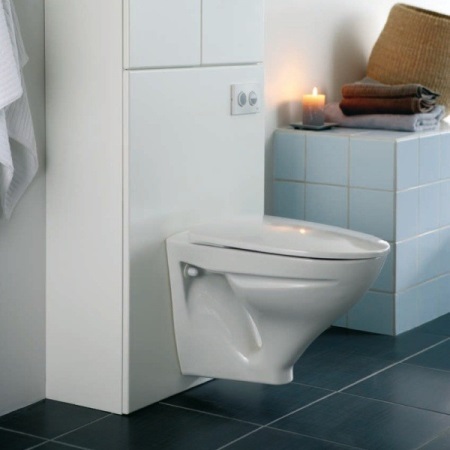 Förinstallerad vägghängd toalett