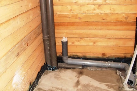 Installation av avloppsrör i ett fristående hus