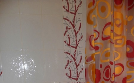 赤い模様のタイルを使った小さなバスルームのデザイン