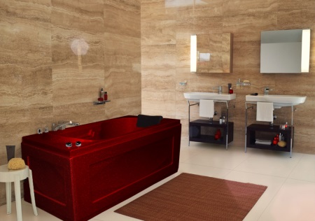 Bain rouge dans un intérieur brun