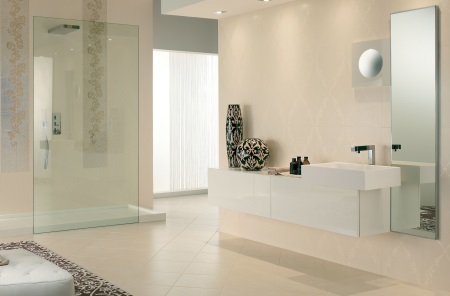 Pie sienas piekaramās vannas istabas mēbeles