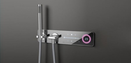 Suihku, jossa on termostaatti ja kosketuspaneeli