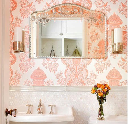 Egy gyönyörű tapéta a fürdőszobában.