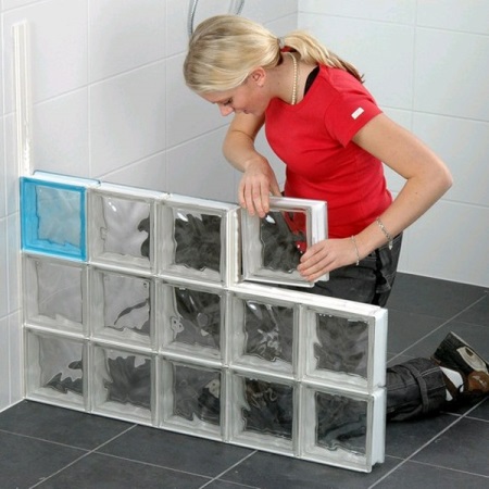 Lægning af glassten i badeværelset