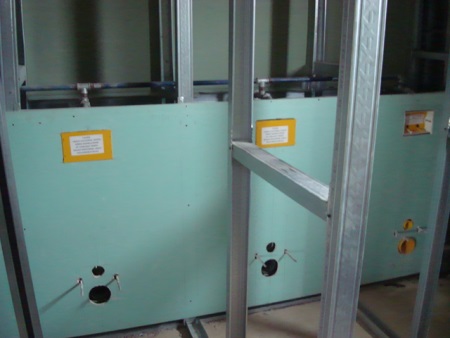 Lægning af metalprofiler til en skillevæg