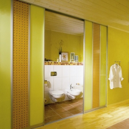 Liukuovet suuressa kylpyhuoneessa