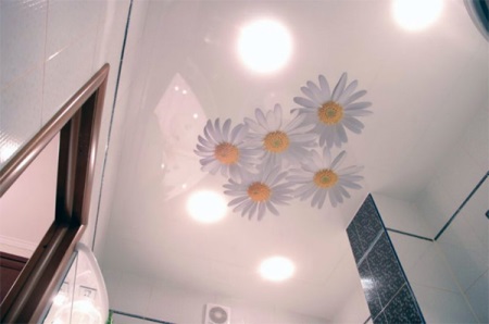 Stretch strop v majhni kopalnici