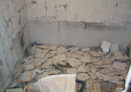 Kopalnica po odstranitvi stenskih oblog 