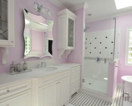 Ogledalo v roza kopalnici