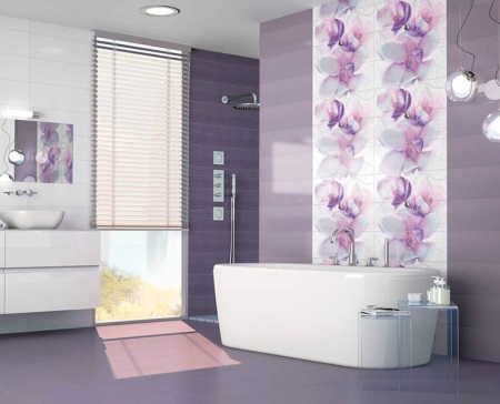 Szép fürdőkád lila fürdőszobában