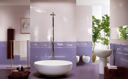 Gyönyörű lila fürdőszoba.