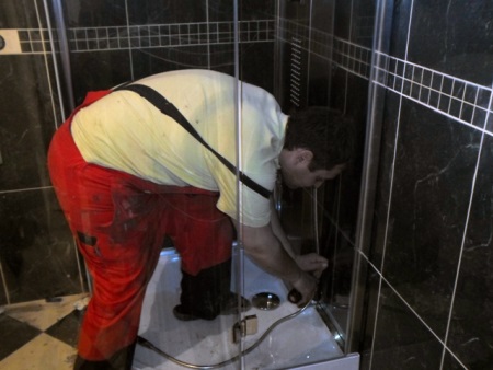 Réparation de la plomberie d'une cabine de douche