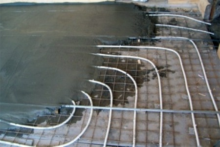 Strop za sistem talnega ogrevanja v kopalnici