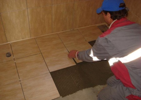 Polaganje ploščic na estrih