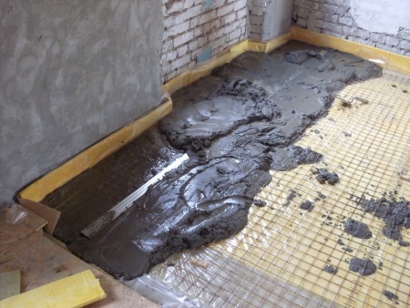 Plavajoči estrih za tla v kopalnici