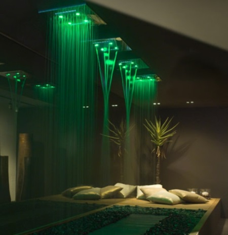 Blått ljus i duschen