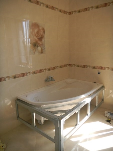 Cadru de cadă din benzi și profile de aluminiu