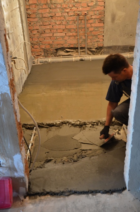 Собствените ви ръце правят подовата замазка в банята.