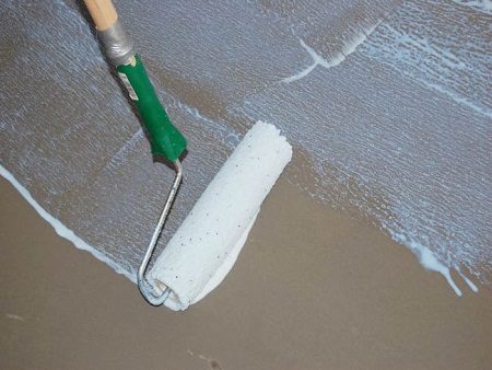 Грундиране на пода на банята