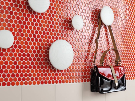 Red mosaic in the bathroom