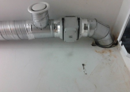 Poistopuhallin kylpyhuoneessa